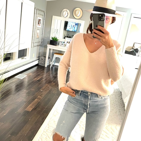 Free People Sweaters - Free People blush pink V-neck sweater size small